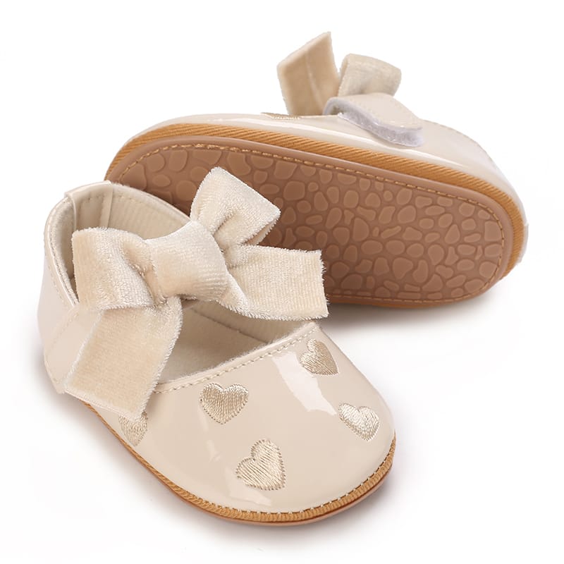 Corazón Dulce: Zapatos con Corazones y Lazo
